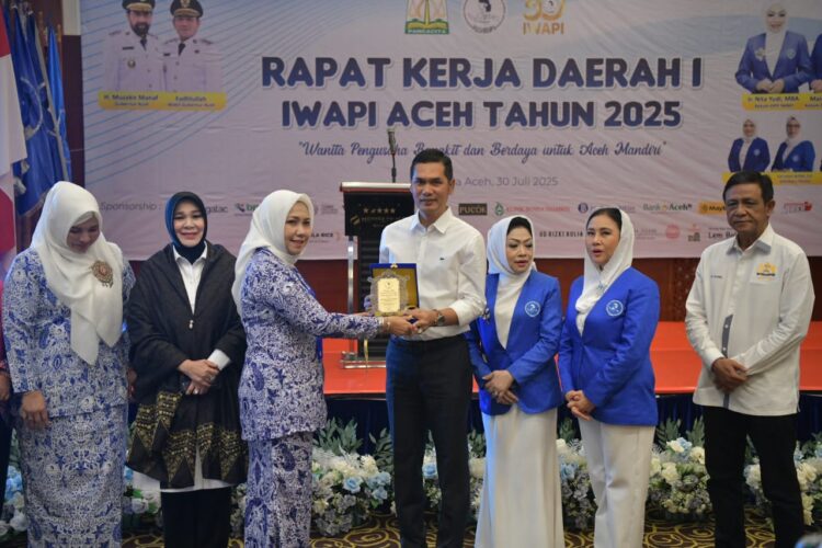 Plt Sekda Aceh M Nasir membuka Rapat Kerja Daerah I Iwapi Aceh Tahun 2025 di Hermes Palace Hotel Rabu 30072025