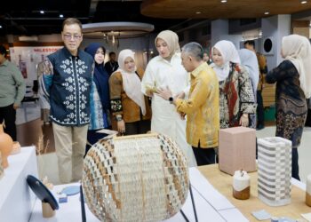 Ketua Dekranasda Aceh, Marlina Muzakir, melakukan kunjungan kerja ke Integrated Digital Design Center (IDDC) Kementerian Perdagangan RI di Jakarta Marlina didampingi Wakil Ketua Dekranasda Aceh Mukarramah Fadhlullah, Ketua DWP Aceh, Malahayati M. Nasir, Istri Ketua DPR Aceh, serta Kepala Dinas Perindustrian dan Perdagangan Aceh, Ir. Mohd. Tanwier, MM bertujuan memperkuat sinergi antara Dekranasda Aceh dan Kemendag dalam meningkatkan daya saing serta kapasitas ekspor produk UMKM Aceh di Kantor IDDC, Jakarta Barat, Rabu, 30 Juli 2025.