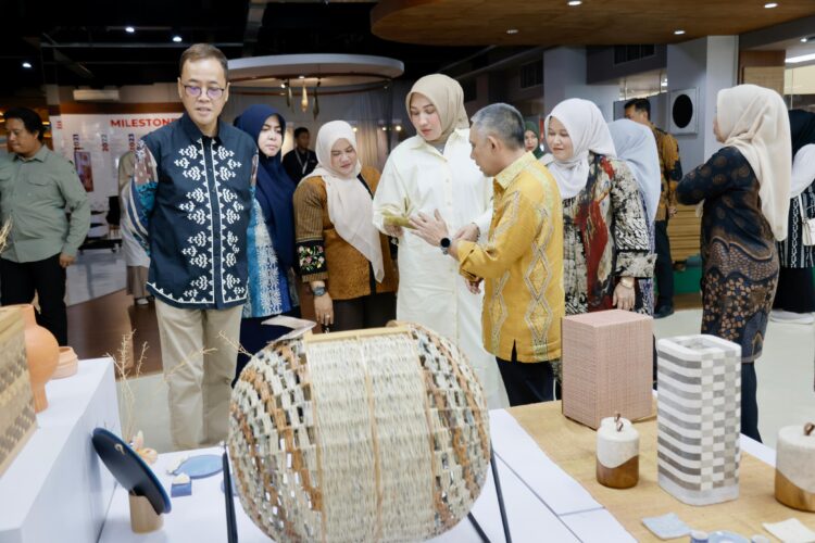Ketua Dekranasda Aceh Marlina Muzakir melakukan kunjungan kerja ke Integrated Digital Design Center IDDC Kementerian Perdagangan RI di Jakarta Marlina didampingi Wakil Ketua Dekranasda Aceh Mukarramah Fadhlullah Ketua DWP Aceh Malahayati M Nasir Istri Ketua DPR Aceh serta Kepala Dinas Perindustrian dan Perdagangan Aceh Ir Mohd Tanwier MM bertujuan memperkuat sinergi antara Dekranasda Aceh dan Kemendag dalam meningkatkan daya saing serta kapasitas ekspor produk UMKM Aceh di Kantor IDDC Jakarta Barat Rabu 30 Juli 2025