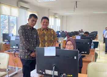 Pimpinan FKIP USK, Dr. Drs. Syamsulrizal, M.Kes dan Penyelia dari Universitas Negeri Medan, yaitu Suryadi Damanik Tinjau Langsung Pelaksanaan UTBK UKPPPG 2025 di Gedung ICT Universitas Syiah Kuala
