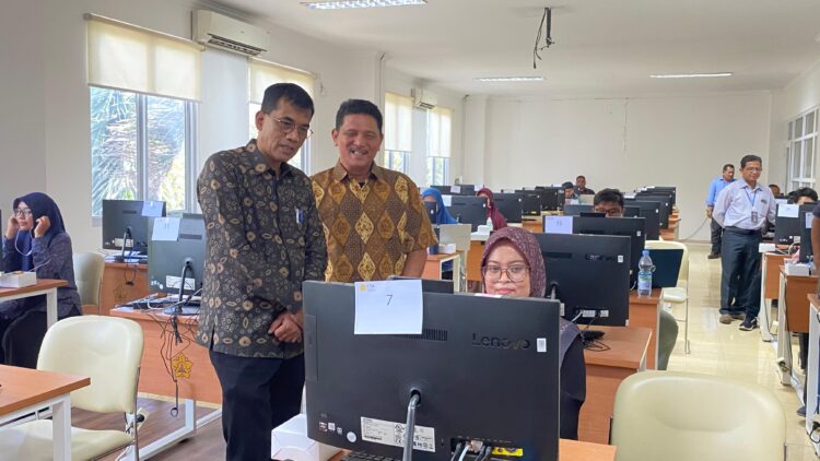 Pimpinan FKIP USK Dr Drs Syamsulrizal MKes dan Penyelia dari Universitas Negeri Medan yaitu Suryadi Damanik Tinjau Langsung Pelaksanaan UTBK UKPPPG 2025 di Gedung ICT Universitas Syiah Kuala KETIKKABARcom Pimpinan FKIP USK Dr Drs Syamsulrizal MKes dan Penyelia dari Universitas Negeri Medan yaitu Suryadi Damanik Tinjau Langsung Pelaksanaan UTBK UKPPPG 2025 di Gedung ICT Universitas Syiah Kuala