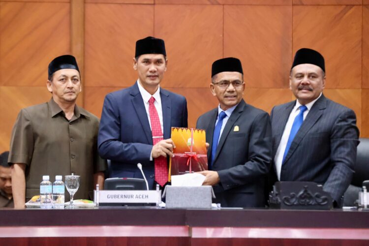 Plt Sekda Aceh M Nasir SIP MPA menghadiri dan menyampaikan Rancangan Qanun Aceh tentang RPJMA tahun 2025 2029 serta Penyampaian Pendapat Banggar DPRA tentang Rancangan Qanun Aceh tentang Pertanggungjawaban Pelaksanaan APBA tahun anggaran 2024 di Gedung Utama DPRA 3072025