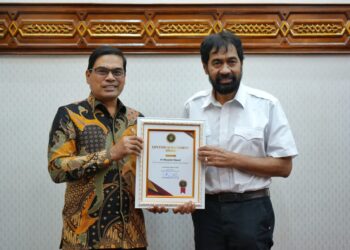 Gubernur Aceh Muzakir Manaf (kanan) saat menerima penghargaan tokoh perdamaian dari Rektor UIN Ar-Raniry, Prof Mujiburrahman (kiri). FOTO/Humas