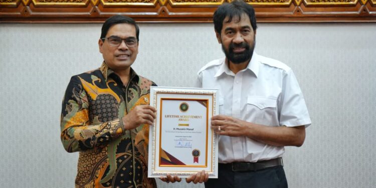 Gubernur Aceh Muzakir Manaf kanan saat menerima penghargaan tokoh perdamaian dari Rektor UIN Ar Raniry Prof Mujiburrahman kiri FOTOHumas