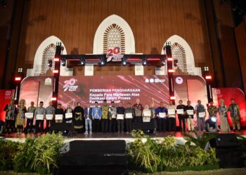 Wakil Gubernur Aceh, Fadhlullah, menyerahkan penghargaan kepada para wartawan yang terlibat dalam peliputan dan pemberitaan proses perdamaian antara GAM dan Republik Indonesia. FOTO/Humasprov