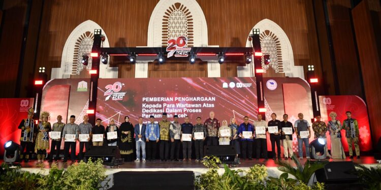 Wakil Gubernur Aceh Fadhlullah menyerahkan penghargaan kepada para wartawan yang terlibat dalam peliputan dan pemberitaan proses perdamaian antara GAM dan Republik Indonesia FOTOHumasprov KETIKKABARcom Wakil Gubernur Aceh Fadhlullah menyerahkan penghargaan kepada para wartawan yang terlibat dalam peliputan dan pemberitaan proses perdamaian antara GAM dan Republik Indonesia FOTOHumasprov