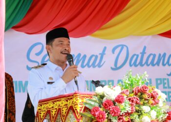 Wakil Bupati Aceh Besar Drs H Syukri A Jalil, menyampaikan sambutannya pada penyambutan tim penilai Lomba Gelari Pelangi PKK Tingkat Provinsi Aceh tahun 2025 di Gampong Gla Meunasah Baro, Kecamatan Krueng Barona Jaya, Aceh Besar, Rabu (30/7/2025). FOTO/ MC ACEH BESAR