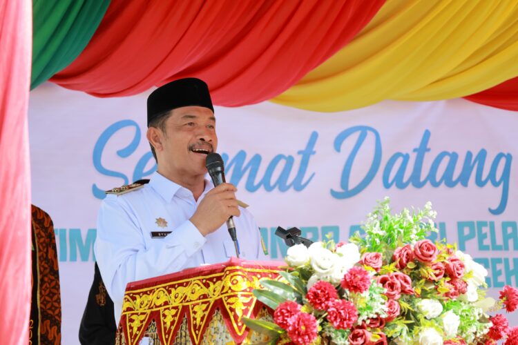 Wakil Bupati Aceh Besar Drs H Syukri A Jalil menyampaikan sambutannya pada penyambutan tim penilai Lomba Gelari Pelangi PKK Tingkat Provinsi Aceh tahun 2025 di Gampong Gla Meunasah Baro Kecamatan Krueng Barona Jaya Aceh Besar Rabu 3072025 FOTO MC ACEH BESAR