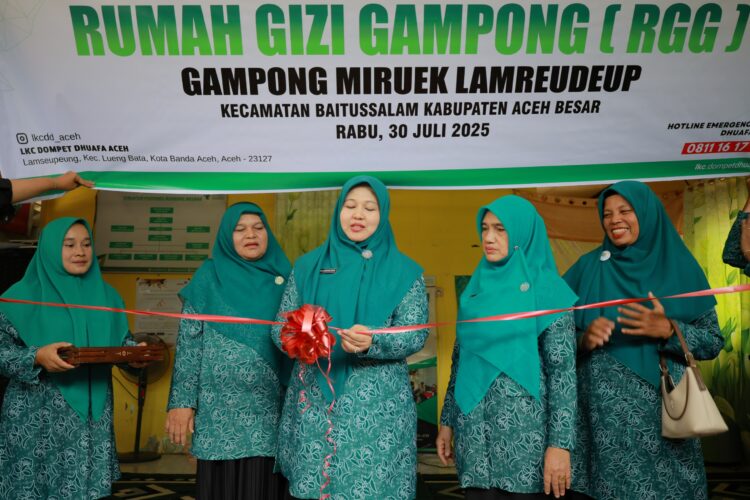 Ketua TP PKK Aceh Besar Hj Rita Mayasari didampingi Wakil Ketua TP PKK Aceh Besar Nurul Fazli SAg memotong pita sebagai simbolis peresmian RGG Miruek Lamreudeup Kecamatan Baitussalam Aceh Besar Rabu 3072025 FOTO MC ACEH BESAR KETIKKABARcom Ketua TP PKK Aceh Besar Hj Rita Mayasari didampingi Wakil Ketua TP PKK Aceh Besar Nurul Fazli SAg memotong pita sebagai simbolis peresmian RGG Miruek Lamreudeup Kecamatan Baitussalam Aceh Besar Rabu 3072025 FOTO MC ACEH BESAR