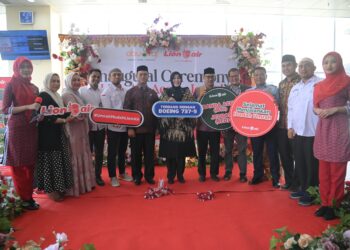 Staf Ahli Bupati Aceh Besar Adi Dharma SPd MPd, menghadiri Integral Ceremony Lion Air Aceh-Jeddah dan pelepasan perdana Jamaah Umrah rute Banda Aceh-Jeddah, di Bandara Internasional Sultan Iskandar Muda (SIM), Kamis (31/07/2025). FOTO/MC ACEH BESAR