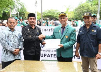 Wakil Bupati Aceh Besar Drs H Syukri A Jalil menerima Sertifikat Penghargaan dari Wakil Rektor Bidang Kemahasiswaan dan Kewirausahaan USK, Prof. Dr. Mustanir, M.Sc pada acara pelepasan Mahasiswa KKN di halaman Gedung Dekranasda, Gampong Gani, Kecamatan Ingin Jaya, Aceh Besar, Kmais (31/07/2025). FOTO/MC ACEH BESAR