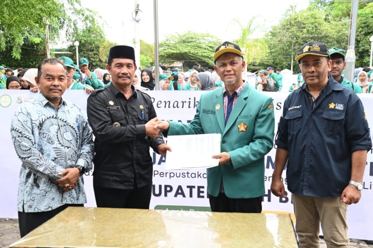 Wakil Bupati Aceh Besar Drs H Syukri A Jalil menerima Sertifikat Penghargaan dari Wakil Rektor Bidang Kemahasiswaan dan Kewirausahaan USK Prof Dr Mustanir MSc pada acara pelepasan Mahasiswa KKN di halaman Gedung Dekranasda Gampong Gani Kecamatan Ingin Jaya Aceh Besar Kmais 31072025 FOTOMC ACEH BESAR