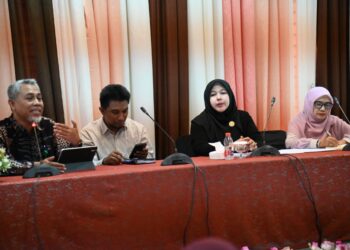 Bunda PAUD Aceh Besar Hj Rita Mayasari, Wakil Bunda PAUD Aceh Besar, Hj Nurul Fazli SAg, foto bersama pada acara Sosialisasi model kolaborasi peningkatan Angka Partisipasi Sekolah (APS) jenjang PAUD (KOMPAS PAUR) di Gedung Dekranasda, Gampong Gani, Kecamatan Ingin Jaya, Aceh Besar, Jumat (01/08/2025). FOTO/MC ACEH BESAR