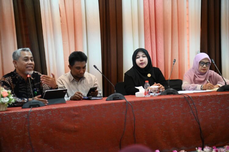 Bunda PAUD Aceh Besar Hj Rita Mayasari Wakil Bunda PAUD Aceh Besar Hj Nurul Fazli SAg foto bersama pada acara Sosialisasi model kolaborasi peningkatan Angka Partisipasi Sekolah APS jenjang PAUD KOMPAS PAUR di Gedung Dekranasda Gampong Gani Kecamatan Ingin Jaya Aceh Besar Jumat 01082025 FOTOMC ACEH BESAR
