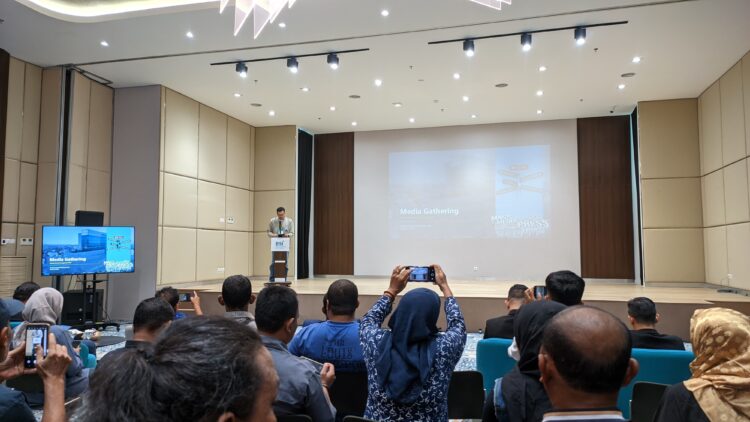 Regional CEO BSI Aceh Imsak Ramadhanmenyampaikan sambutan pada kegiatan Media Gathering BSI bersama insan pers di Gedung Landmark BSI Aceh Jumat 182025 sore Mirzaketikkabarcom