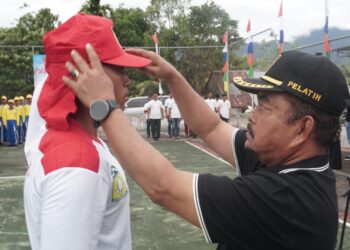 Asisten II Sekdakab Aceh Besar HM Ali S.Sos MSi memakaikan topi kepada Paskibra pada Upacara Pembukaan Diklat Petugas HUT RI Ke-80 di lapangan kantor Kesbangpol, Kota Jantho, Jum'at (01/08/2025). FOTO/MC ACEH BESAR