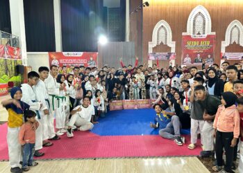 Atlit Taekwondo Aceh Besar menerima Penghargaan Juara di Balee Meuseuraya Aceh, Minggu (03/08/2025) malam. FOTO/PENGCAB TI ACEH BESAR