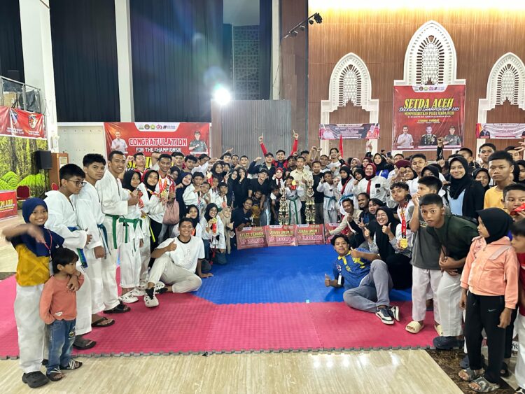 Atlit Taekwondo Aceh Besar menerima Penghargaan Juara di Balee Meuseuraya Aceh Minggu 03082025 malam FOTOPENGCAB TI ACEH BESAR KETIKKABARcom Atlit Taekwondo Aceh Besar menerima Penghargaan Juara di Balee Meuseuraya Aceh Minggu 03082025 malam FOTOPENGCAB TI ACEH BESAR