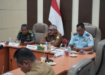 Kepala Badan Kesatuan Kebangsaan dan Politik (Kaban Kesbangpol) Sofian SH bersama unsur Forkopimda mengikuti Rakor secara virtual dengan Kemwndagri RI dari Ruang Rapat Kantor Bupati Aceh Besar, KOTA JANTHO, Senin (04/08/2025). FOTO/MC ACEH BESAR