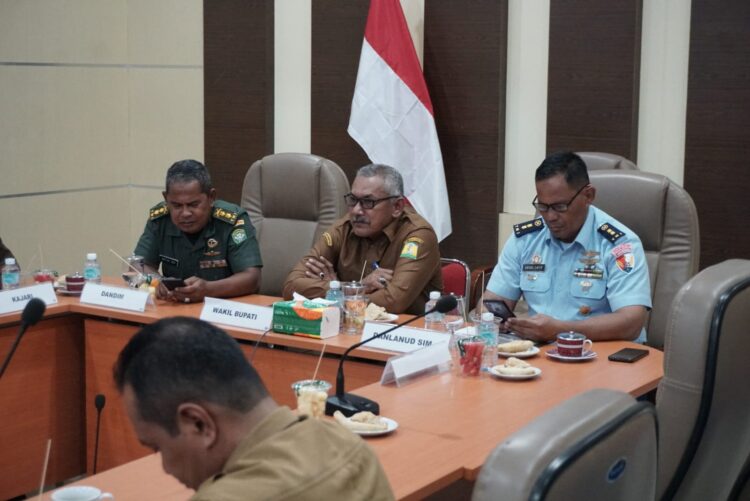 Kepala Badan Kesatuan Kebangsaan dan Politik Kaban Kesbangpol Sofian SH bersama unsur Forkopimda mengikuti Rakor secara virtual dengan Kemwndagri RI dari Ruang Rapat Kantor Bupati Aceh Besar KOTA JANTHO Senin 04082025 FOTOMC ACEH BESAR KETIKKABARcom Kepala Badan Kesatuan Kebangsaan dan Politik Kaban Kesbangpol Sofian SH bersama unsur Forkopimda mengikuti Rakor secara virtual dengan Kemwndagri RI dari Ruang Rapat Kantor Bupati Aceh Besar KOTA JANTHO Senin 04082025 FOTOMC ACEH BESAR