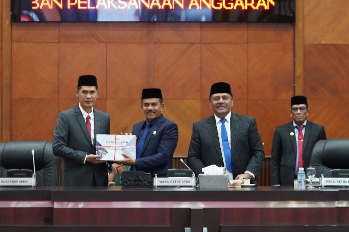 Dewan Perwakilan Rakyat Aceh DPRA menggelar Rapat Paripurna penyampaian Rancangan Qanun Aceh Raqan tentang Pertanggungjawaban Pelaksanaan APBA Tahun Anggaran 2024 di ruang utama DPRA Selasa 2462025 FOTOHumasDPRA KETIKKABARcom Dewan Perwakilan Rakyat Aceh DPRA menggelar Rapat Paripurna penyampaian Rancangan Qanun Aceh Raqan tentang Pertanggungjawaban Pelaksanaan APBA Tahun Anggaran 2024 di ruang utama DPRA Selasa 2462025 FOTOHumasDPRA