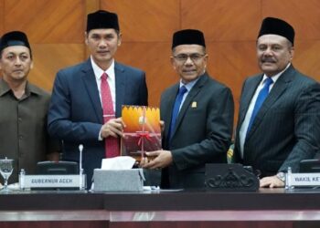 Plt. Sekda Aceh, M. Nasir (kedua dari kiri) menyerahkan dokumen Rancangan Qanun Aceh tentang RPJMA 2025–2029 kepada Wakil Ketua DPRA, Ir. H. Saifuddin Muhammad (kedua dari kanan), disaksikan unsur pimpinan DPRA dan Pemerintah Aceh dalam Rapat Paripurna di Gedung Utama DPRA, Banda Aceh, Rabu (30/7/2025). FOTO/HumasDPRA