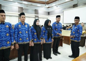 Sekretaris DPRA Khudri SAg MA resmi mengangkat 112 calon Pegawai Pemerintah dengan Perjanjian Kerja PPPK dalam prosesi yang digelar di Ruang Serbaguna Gedung Sekretariat DPRA Senin 482025 FOTOHumasDPRA