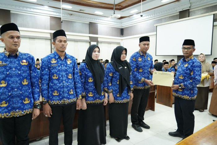 Sekretaris DPRA Khudri SAg MA resmi mengangkat 112 calon Pegawai Pemerintah dengan Perjanjian Kerja PPPK dalam prosesi yang digelar di Ruang Serbaguna Gedung Sekretariat DPRA Senin 482025 FOTOHumasDPRA KETIKKABARcom Sekretaris DPRA Khudri SAg MA resmi mengangkat 112 calon Pegawai Pemerintah dengan Perjanjian Kerja PPPK dalam prosesi yang digelar di Ruang Serbaguna Gedung Sekretariat DPRA Senin 482025 FOTOHumasDPRA