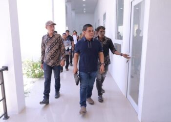 Bupati Aceh Besar, H. Muharram Idris, meninjau fasilitas kesehatan Puskesmas di Pulau Nasi, Kecamatan Pulo Aceh, Kabupaten Aceh Besar, Selasa (5/8/2025). FOTO/PROKOPIM PEMKAB ACEH BESAR