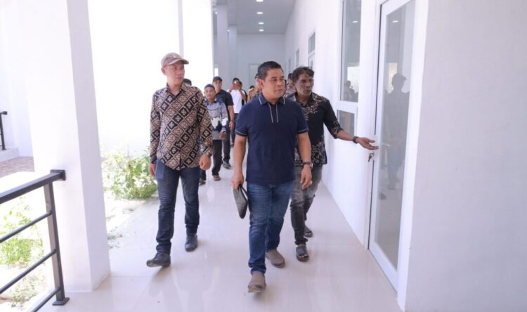 Bupati Aceh Besar H Muharram Idris meninjau fasilitas kesehatan Puskesmas di Pulau Nasi Kecamatan Pulo Aceh Kabupaten Aceh Besar Selasa 582025 FOTOPROKOPIM PEMKAB ACEH BESAR