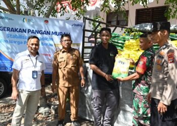 Kadis Pangan Aceh Besar Alyadi SPi MM foto bersama pada acara Gerakan Pangan Murah Stabilisasi Pasokan dan Harga (GPM-SPHP) di Halaman Kantor Camat Seulimuem, Aceh Besar, Selasa (05/08/2025). FOTO/MC ACEH BESAR