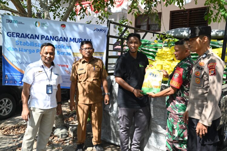 Kadis Pangan Aceh Besar Alyadi SPi MM foto bersama pada acara Gerakan Pangan Murah Stabilisasi Pasokan dan Harga GPMSPHP di Halaman Kantor Camat Seulimuem Aceh Besar Selasa 05082025 FOTOMC ACEH BESAR KETIKKABARcom Kadis Pangan Aceh Besar Alyadi SPi MM foto bersama pada acara Gerakan Pangan Murah Stabilisasi Pasokan dan Harga GPM SPHP di Halaman Kantor Camat Seulimuem Aceh Besar Selasa 05082025 FOTOMC ACEH BESAR