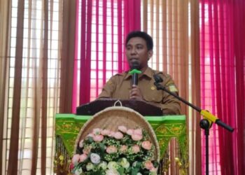 Plt Kadisdikbud Aceh Besar, Dr Agus Jumaidi MPd menyampaikan sambutan pada kegiatan kerjasama jaksa masuk sekolah, berlangsung di Gedung Dekranasda Aceh Besar, Selasa (5/8/2025). FOTO/ DISDIKBUD ACEH BESAR