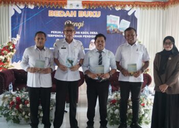 Asisten III Bidang Administrasi Umum Jamaluddin SSos MM foto bersama pada kegiatan Bedah Buku Koleksi Perpustakaan Daerah di Dinas Perpustakaan dan Kearsipan di Kota Jantho Rabu 06082025 FOTOMC ACEH BESAR KETIKKABARcom Asisten III Bidang Administrasi Umum Jamaluddin SSos MM foto bersama pada kegiatan Bedah Buku Koleksi Perpustakaan Daerah di Dinas Perpustakaan dan Kearsipan di Kota Jantho Rabu 06082025 FOTOMC ACEH BESAR