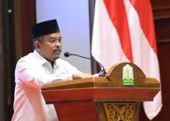 Asisten II Sekda Aceh Besar M Ali SSos MSi, menyampaikan sambutannya, saat menghadiri pelantikan Satgassus Swasembada Pangan tingkat kecamatan se-Kabupaten Aceh Besar, di Anjong Mon Mata, Pendopo Gubernur Aceh, Kota Banda Aceh, Rabu (6/8/2025). FOTO/ MC ACEH BESAR