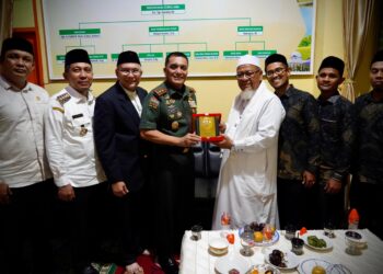 Panglima Komando Daerah Militer Iskandar Muda (Pangdam IM), Mayor Jenderal TNI Niko Fahrizal, M.Tr.(Han), kunjungi Dayah Jeumala Amal,Desa Lueng Putu,Kabupaten Pidie Jaya Rabu (6/8/2025).
