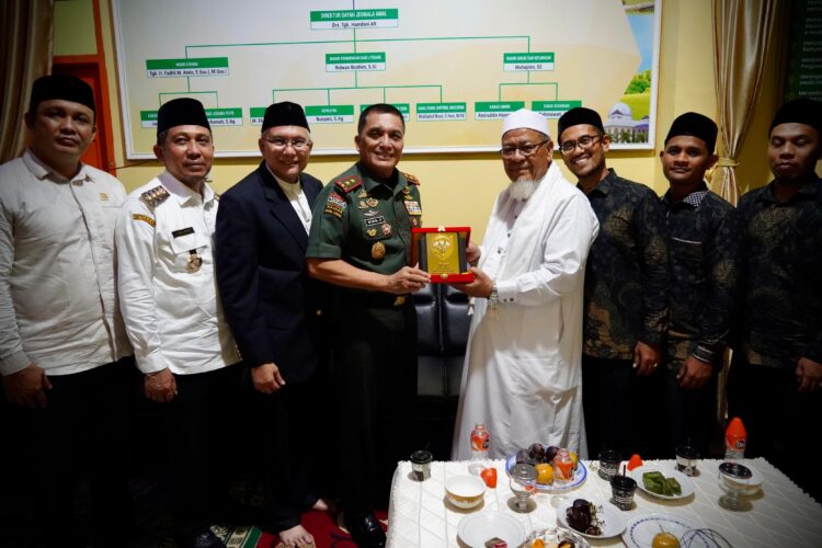 Panglima Komando Daerah Militer Iskandar Muda Pangdam IM Mayor Jenderal TNI Niko Fahrizal MTrHan kunjungi Dayah Jeumala AmalDesa Lueng PutuKabupaten Pidie Jaya Rabu 682025
