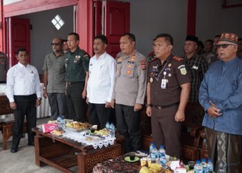 Wakil Bupati Aceh Besar Drs Syukri A Jalil bersama unsur Forkopimda Aceh Besar mengikuti Peresmian 8 Satuan Pelayanan Pemenuhan Gizi (SPPG) operasional dan Groundbreaking 205 Unit SPPG Polri serentak secara virtual dari Gampong Suka Mulia, Saree, Lembah Seulawah, Rabu (6/8/2025). FOTO/MC ACEH BESAR