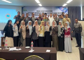 Foto bersama pada pelaksanaan FGD PPID yang digelar Diskominsa Aceh, di Hotel The Pade, Aceh Besar, Kamis (7/8/2025). FOTO/ MC ACEH BESAR