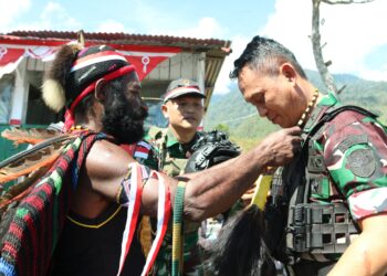 Kepala Staf Komando Daerah Militer Iskandar Muda Kasdam IM Brigadir Jenderal TNI Ayi Supriatna melakukan kunjungan kerja di Kabupaten Puncak Jaya Papua pada Rabu 6 Agustus 2025 KETIKKABARcom Kepala Staf Komando Daerah Militer Iskandar Muda Kasdam IM Brigadir Jenderal TNI Ayi Supriatna melakukan kunjungan kerja di Kabupaten Puncak Jaya Papua pada Rabu 6 Agustus 2025