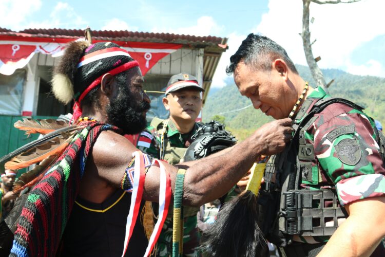 Kepala Staf Komando Daerah Militer Iskandar Muda Kasdam IM Brigadir Jenderal TNI Ayi Supriatna melakukan kunjungan kerja di Kabupaten Puncak Jaya Papua pada Rabu 6 Agustus 2025 KETIKKABARcom Kepala Staf Komando Daerah Militer Iskandar Muda Kasdam IM Brigadir Jenderal TNI Ayi Supriatna melakukan kunjungan kerja di Kabupaten Puncak Jaya Papua pada Rabu 6 Agustus 2025