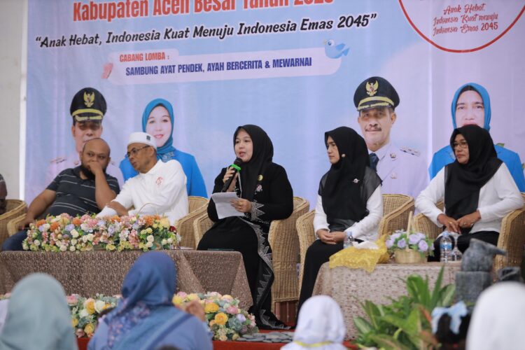 Bunda PAUD Aceh Besar Hj Rita Mayasari membuka lomba anak PAUD pada peringatan HAN ke 41 tahun 2025 di Gedung Dekranasda Aceh Besar Kecamatan Ingin Jaya Kamis 782025 FOTOPROKOPIM ACEH BESAR