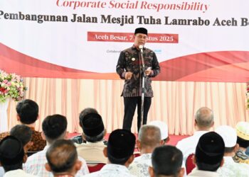 Bupati Aceh Besar, H Syech Muharram Idris memberi sambutan pada acara Launching Program Pembangunan Jalan Masjid Tuha, Gampong Lamrabo, Kecamatan Kuta Baro, Aceh Besar, Kamis (07/08/2025). FOTO/MC ACEH BESAR