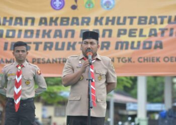 Ketua Kwartir Cabang Pramuka Aceh Besar, Muhammad Iswanto, menyampaikan kata sambutan pada upacara pembukaan kegiatan perkemahan akbar serta pendidikan dan pelatihan instruktur muda (PPIM) 2025, di Pesantren Modern Tgk. Chiek Oemar Diyan, pada Kamis, (7/8/2025).