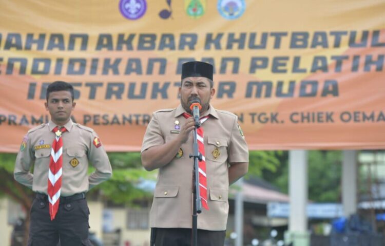 Ketua Kwartir Cabang Pramuka Aceh Besar Muhammad Iswanto menyampaikan kata sambutan pada upacara pembukaan kegiatan perkemahan akbar serta pendidikan dan pelatihan instruktur muda PPIM 2025 di Pesantren Modern Tgk Chiek Oemar Diyan pada Kamis 782025