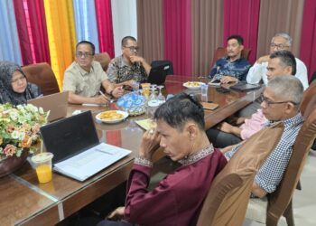 Wakil Bupati Aceh Besar Drs H Syukri A Jalil memimpin rapat koordinasi tentang PAD dalam rangka penyusunan rencana kerja tahun 2026, di Gedung Dekranasda Gampong Gani, Kecamatan Ingin Jaya, Aceh Besar, Jumat (8/8/2025). FOTO/ MC ACEH BESAR