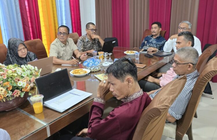 Wakil Bupati Aceh Besar Drs H Syukri A Jalil memimpin rapat koordinasi tentang PAD dalam rangka penyusunan rencana kerja tahun 2026 di Gedung Dekranasda Gampong Gani Kecamatan Ingin Jaya Aceh Besar Jumat 882025 FOTO MC ACEH BESAR KETIKKABARcom Wakil Bupati Aceh Besar Drs H Syukri A Jalil memimpin rapat koordinasi tentang PAD dalam rangka penyusunan rencana kerja tahun 2026 di Gedung Dekranasda Gampong Gani Kecamatan Ingin Jaya Aceh Besar Jumat 882025 FOTO MC ACEH BESAR