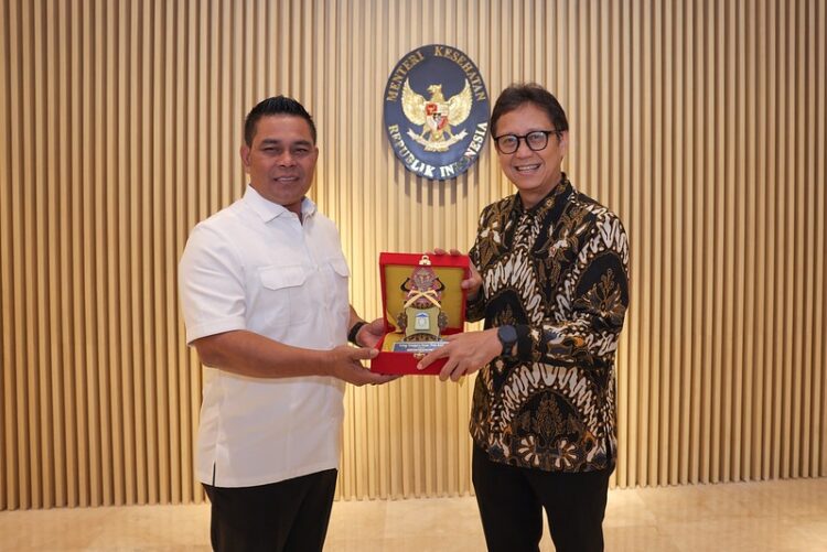 Bupati Aceh Besar muharram Idris menyerahkan cindera mata kepada dengan Menteri Kesehatan Republik Indonesia Budi G Sadikin saat audiensi di Kantor Kementerian Kesehatan Jakarta Jumat 08082025 FOTODOK PEMKAB ACEH BESAR