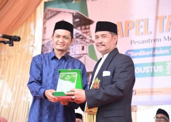 Wakil Bupati Aceh Besar Drs Syukri A Jalil menerima cinderamata dari Pimpinan Pesantren Modern Al-Falah Abu Lam U, Ust Muhammad Fajri, S.Pd.I di Pesantren Modern Al-Falah Abu Lam U, di Gampong Lamjampok, Kecamatan Ingin Jaya, Aceh Besar, Sabtu (09/08/2025). FOTO/MC ACEH BESAR