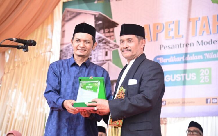 Wakil Bupati Aceh Besar Drs Syukri A Jalil menerima cinderamata dari Pimpinan Pesantren Modern AlFalah Abu Lam U Ust Muhammad Fajri SPdI di Pesantren Modern AlFalah Abu Lam U di Gampong Lamjampok Kecamatan Ingin Jaya Aceh Besar Sabtu 09082025 FOTOMC ACEH BESAR KETIKKABARcom Wakil Bupati Aceh Besar Drs Syukri A Jalil menerima cinderamata dari Pimpinan Pesantren Modern Al Falah Abu Lam U Ust Muhammad Fajri SPdI di Pesantren Modern Al Falah Abu Lam U di Gampong Lamjampok Kecamatan Ingin Jaya Aceh Besar Sabtu 09082025 FOTOMC ACEH BESAR